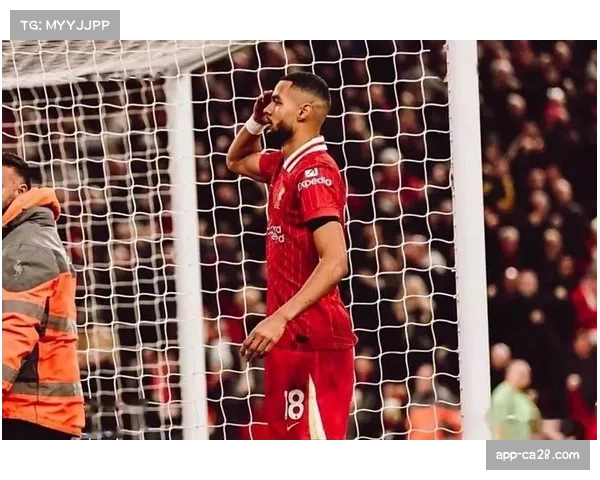 拜仁边锋迪亚斯遭飞铲倒地引发球场安全争议裁判执法再受质疑声浪