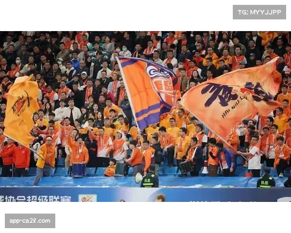 球迷助威声浪，德比战气氛热烈