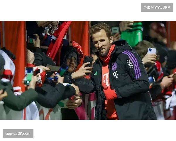 凯恩65分钟被换下，与主帅击掌