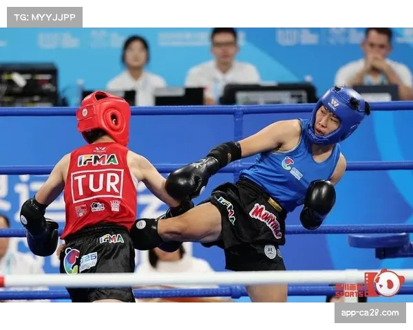 泰拳赛场中国队选手韩鑫主动拥抱意外受伤的匈牙利对手阿德尔