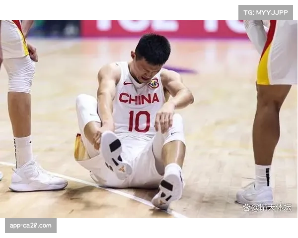 球员普遍需穿着改版男鞋比赛,脚踝受伤率比男篮高27%