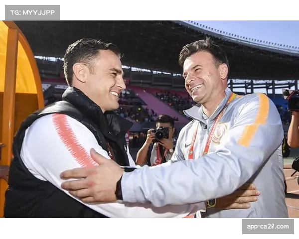 特写：争议判罚后，雷恩队长曼丹达情绪激动地与裁判组长时间理论